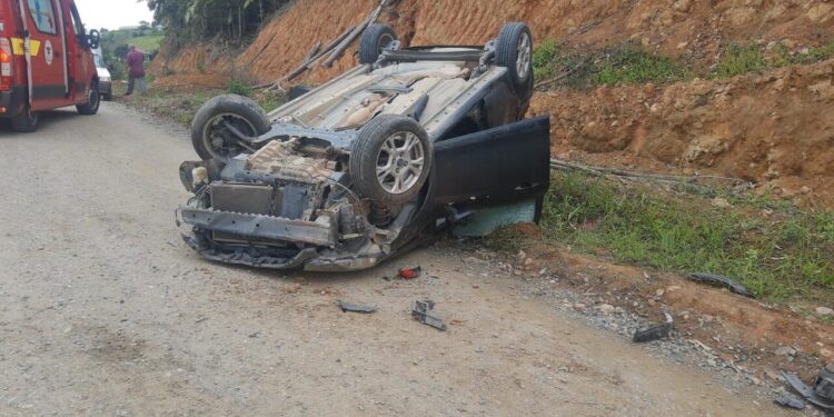 Homem e mulher são encaminhados ao hospital após carro capotar em Guaramirim