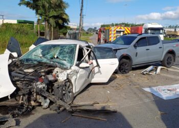 [Vídeo] Motorista fica preso às ferragens após acidente na BR-280, em Guaramirim