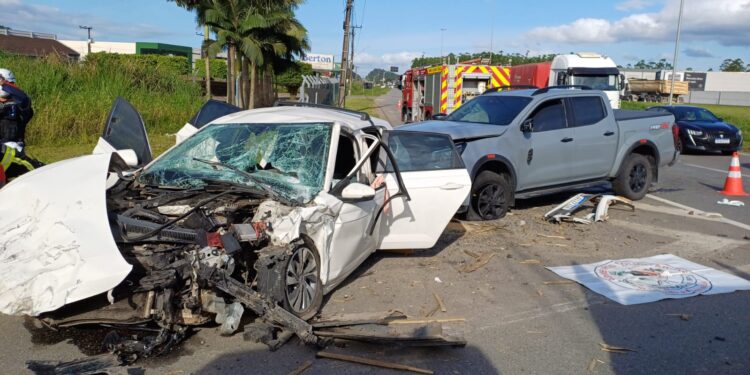 [Vídeo] Motorista fica preso às ferragens após acidente na BR-280, em Guaramirim