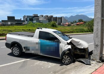 Idoso colide carro no poste em Jaraguá do Sul