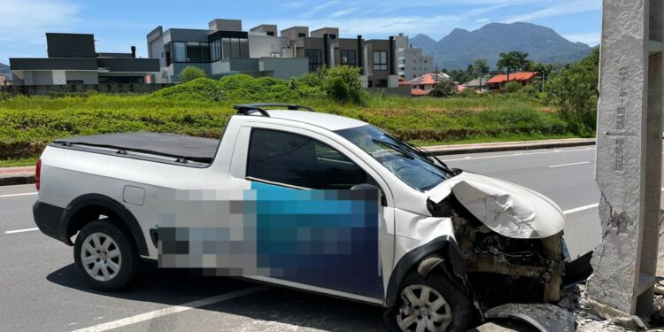 Idoso colide carro no poste em Jaraguá do Sul