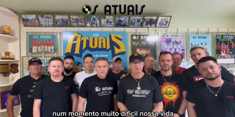 Banda Os Atuais: Pino volta aos palcos enquanto Paulinho Dill está internado