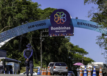 Bombinhas volta a cobrar entrada de turistas; valores chegam a R$ 183