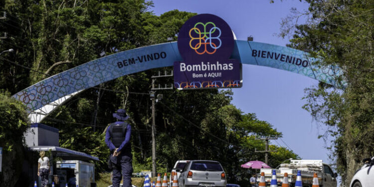 Bombinhas volta a cobrar entrada de turistas; valores chegam a R$ 183
