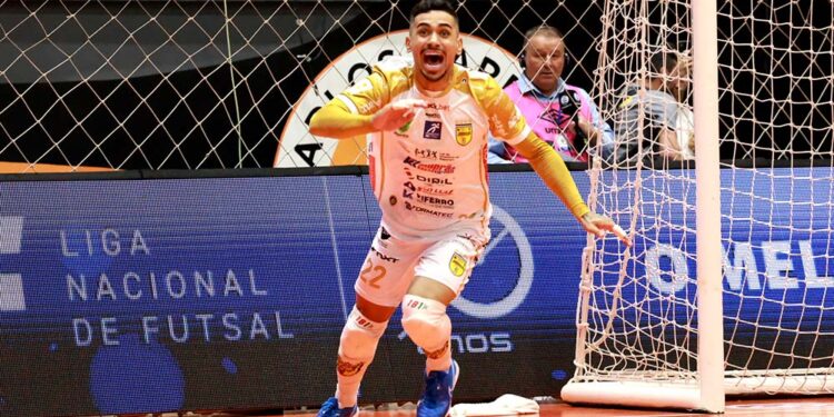 Herói do penta, goleiro Nicolas segue no Jaraguá Futsal em 2025