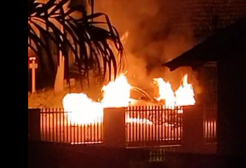 [Vídeo] Carro é destruído por fogo nesta madrugada (15) em Jaraguá do Sul