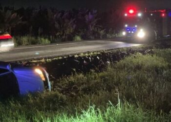 Carro capota na BR-280, em Guaramirim