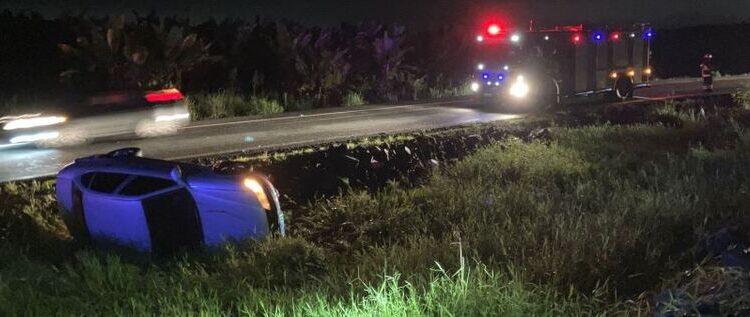 Carro capota na BR-280, em Guaramirim