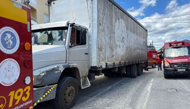 Mãe e filha morrem após serem atingidas por caminhão em Pomerode