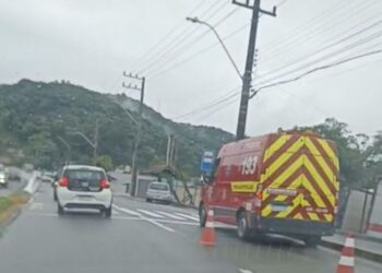 Jovem é atropelada na Prefeito Waldemar Grubba, em Jaraguá do Sul