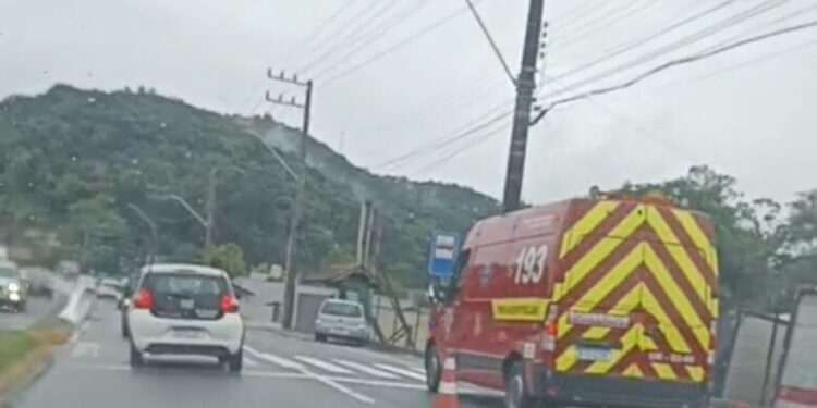Jovem é atropelada na Prefeito Waldemar Grubba, em Jaraguá do Sul