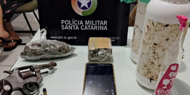 Polícia Militar apreende drogas e arma de fogo em Jaraguá do Sul
