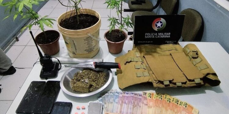 Jovens são presos por tráfico de drogas e resistência em Jaraguá do Sul