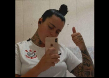 [Vídeo] Distraída com celular, jovem morre ao cair de prédio em Balneário Camboriú