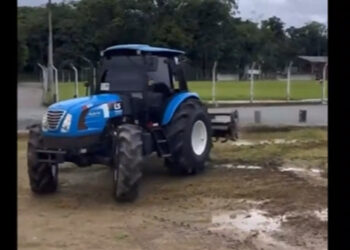 Servidor da Prefeitura de Schroeder faz ‘zerinho’ com trator do município