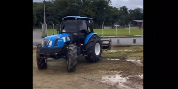 Servidor da Prefeitura de Schroeder faz ‘zerinho’ com trator do município