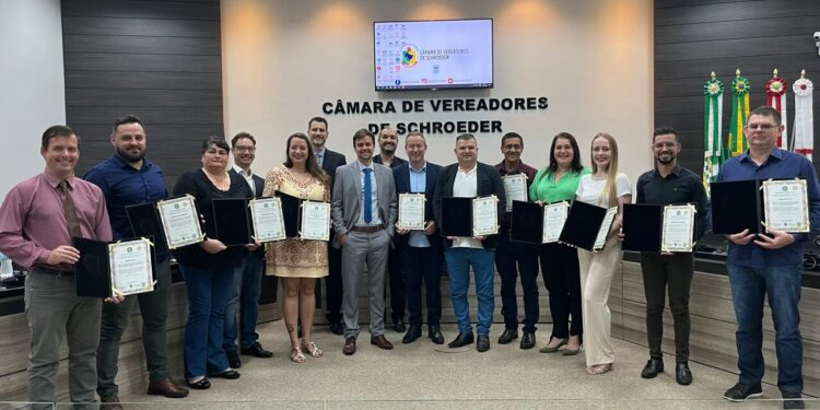 Candidatos eleitos em Schroeder são diplomados