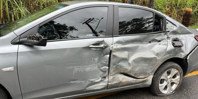 [Vídeo] Caminhão perde controle e atinge carro na descida do Molha, em Jaraguá do Sul
