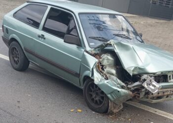 [Fotos e vídeo] Carro atinge ônibus em Jaraguá do Sul e deixa trânsito lento