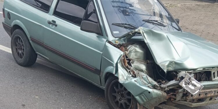 [Fotos e vídeo] Carro atinge ônibus em Jaraguá do Sul e deixa trânsito lento