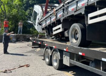 Caminhão perde freio e fica pendurado na Serra do Rio do Rastro, em SC