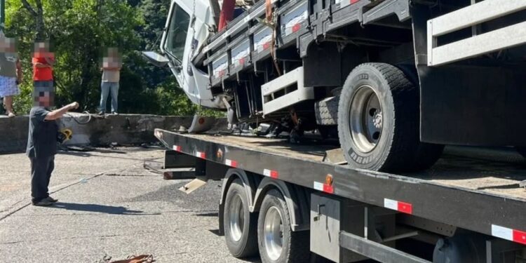 Caminhão perde freio e fica pendurado na Serra do Rio do Rastro, em SC