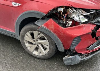 [Fotos] Mulher vai parar no hospital após acidente entre dois carros em Jaraguá do Sul