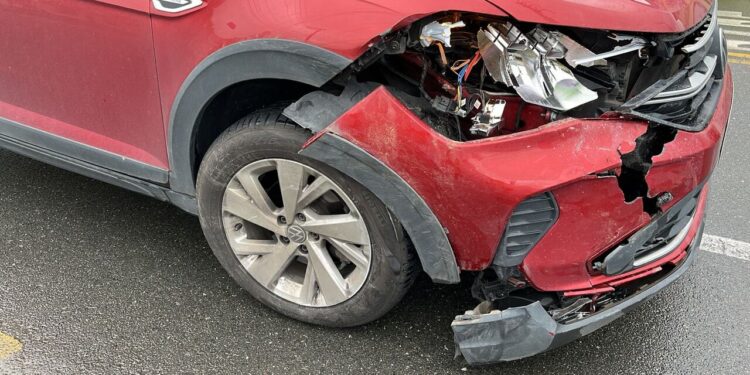 [Fotos] Mulher vai parar no hospital após acidente entre dois carros em Jaraguá do Sul