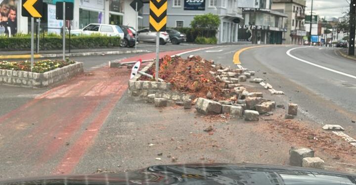 Canteiro é destruído por veículo na Marechal Deodoro em Jaraguá do Sul