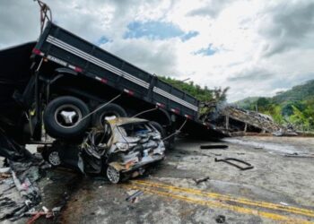 Mais de 30 pessoas morrem em acidente com ônibus, carreta e carro em MG