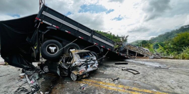 Mais de 30 pessoas morrem em acidente com ônibus, carreta e carro em MG