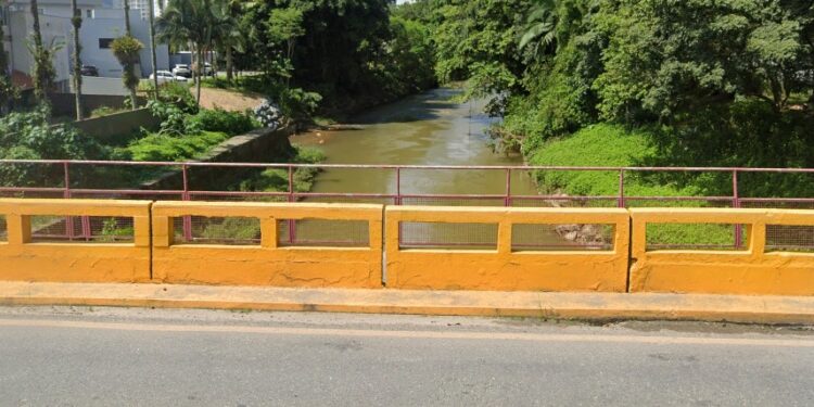 Morador de rua morre após ser jogado de ponte em Jaraguá do Sul