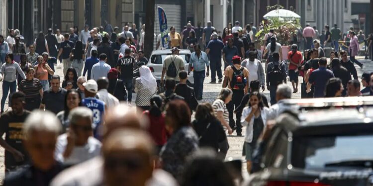 Desemprego no Brasil cai para 6,1% e atinge menor patamar da história