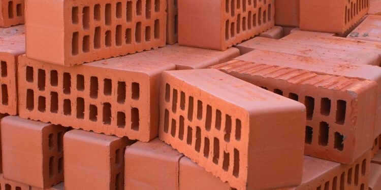 Homem joga tijolo contra esposa e é preso em Jaraguá do Sul