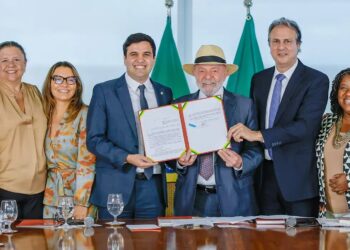 Lula sanciona lei que restringe uso de celular em escolas