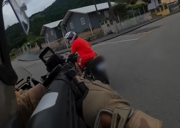 [Vídeo] Motociclista debocha de PMs, tenta fugir, cai e toma R$ 3.733 de multas em Jaraguá do Sul