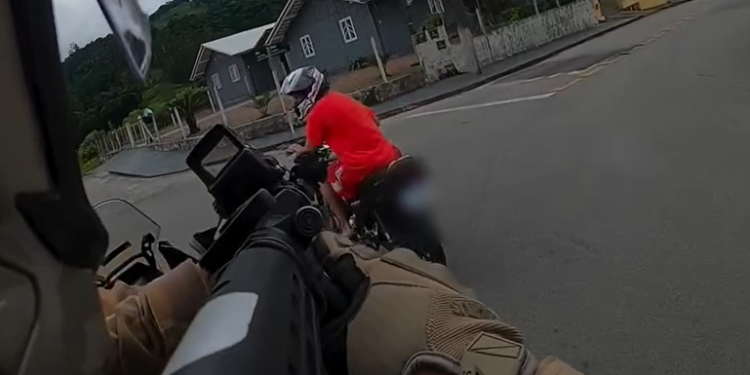 [Vídeo] Motociclista debocha de PMs, tenta fugir, cai e toma R$ 3.733 de multas em Jaraguá do Sul