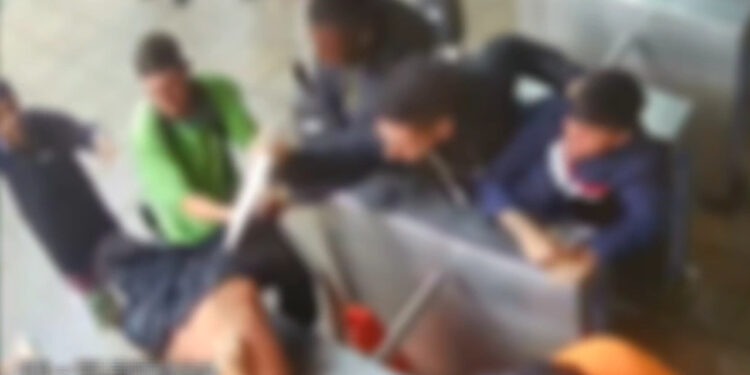 [Vídeo] Morador de rua é esfaqueado após confusão no Terminal Central de Joinville