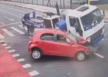 [Vídeo] Motorista fura sinal, atinge caminhão e provoca acidente grave em Joinville