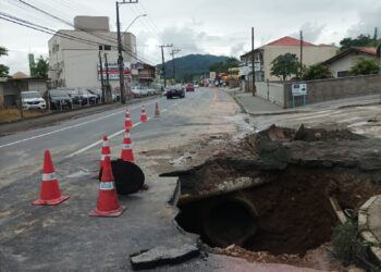 Adutora de esgoto rompe na Ilha da Figueira e interdita a Rua José Theodoro Ribeiro