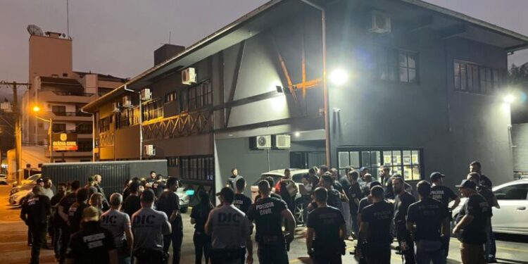 Polícia Civil de SC cumpre 37 ordens judiciais em operação contra tráfico interestadual