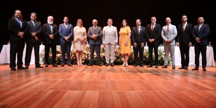 Prefeito, vice e vereadores tomam posse e Luís Fernando Almeida é eleito presidente da Câmara de Jaraguá