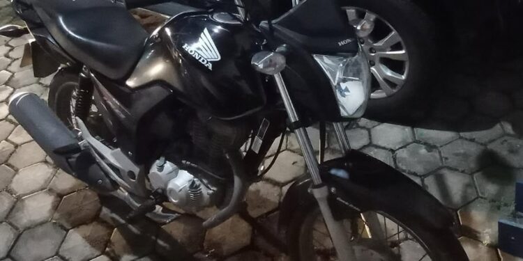 PM recupera moto furtada e prende homem em Jaraguá do Sul