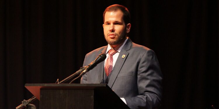 “Esta Câmara não é um apêndice do Executivo”, declara Almeida em posse como presidente do Legislativo de Jaraguá do Sul