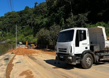Após enxurrada, servidores fazem limpeza de rua no Parque Malwee, em Jaraguá do Sul
