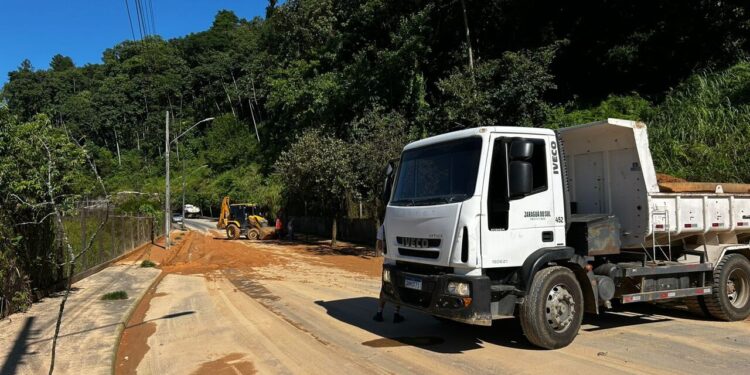 Após enxurrada, servidores fazem limpeza de rua no Parque Malwee, em Jaraguá do Sul