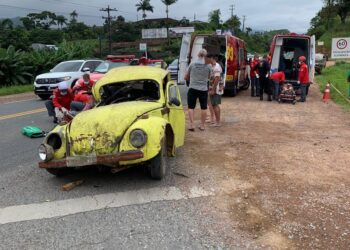 Acidente entre Fusca e moto deixa duas pessoas feridas em Corupá