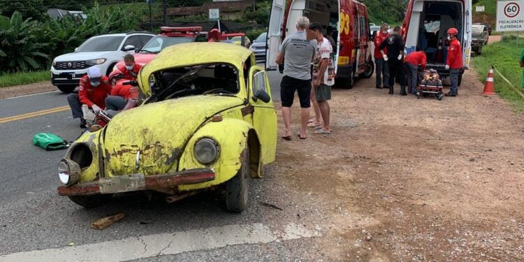 Acidente entre Fusca e moto deixa duas pessoas feridas em Corupá