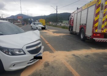 Quatro pessoas ficam feridas após dois carros baterem de frente na BR-280, em Guaramirim