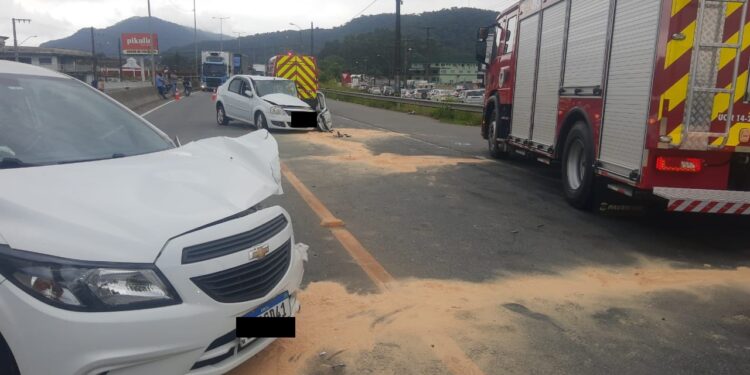 Quatro pessoas ficam feridas após dois carros baterem de frente na BR-280, em Guaramirim